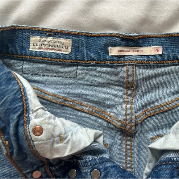 Levi’s Ribcage Shorts - Picture 5 of 5